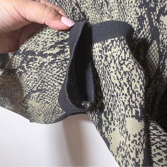 Fabletics Kamila Seamless Long-Sleeve Top Green Reptilia Women Size L - Picture 5 of 7